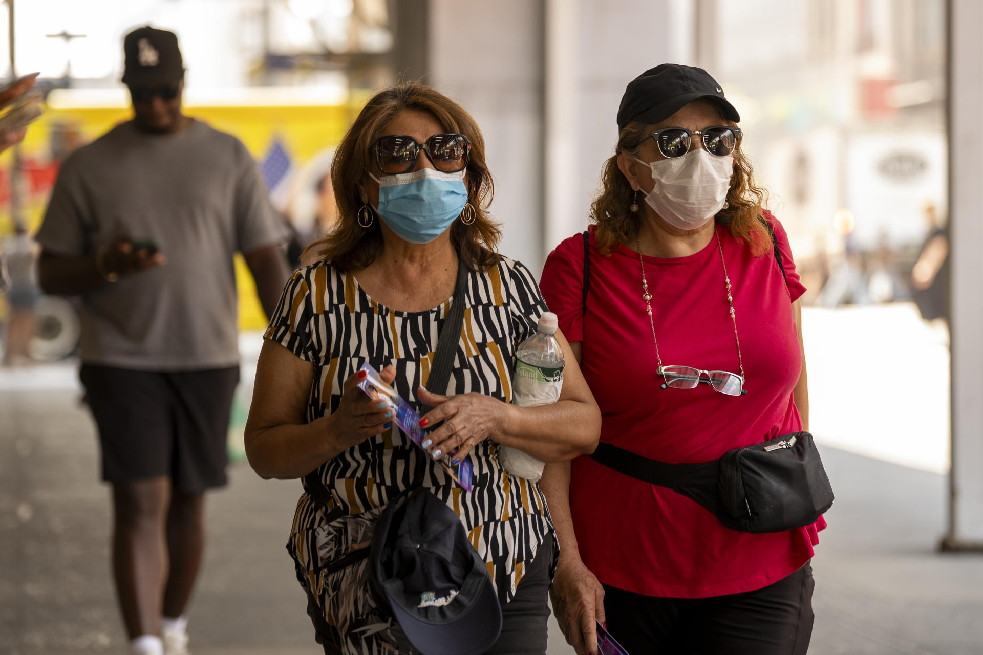Personas se cubren con tapabocas este viernes, en Nueva York (EE.UU.). Los incendios forestales que azotan Canadá siguen llevando a partes de Estados Unidos grandes columnas de humo que mantienen bajo alerta a amplias zonas del país por sus efectos sobre la calidad del aire. EFE/ Angel Colmenares
