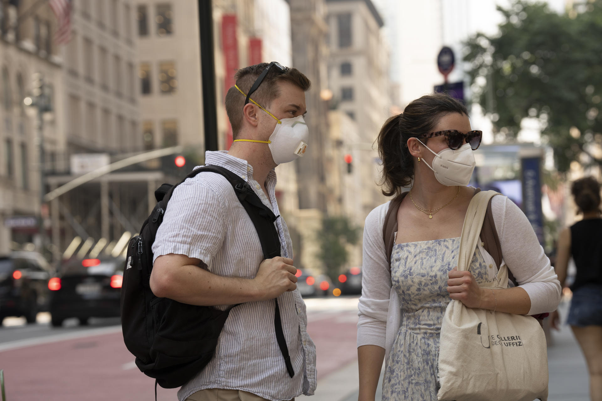 Personas se cubren con tapabocas este viernes, en Nueva York (EE.UU.). Los incendios forestales que azotan Canadá siguen llevando a partes de Estados Unidos grandes columnas de humo que mantienen bajo alerta a amplias zonas del país por sus efectos sobre la calidad del aire. EFE/ Angel Colmenares
