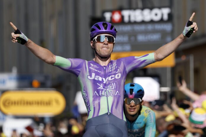 El ciclista suizo Mauro Schmid del Team Jayco AlUla celebra el triunfo en la decimotercera etapa del Tour de Francia, de 205.8 km (Ciclismo, Francia) EFE/EPA/GUILLAUME HORCAJUELO
