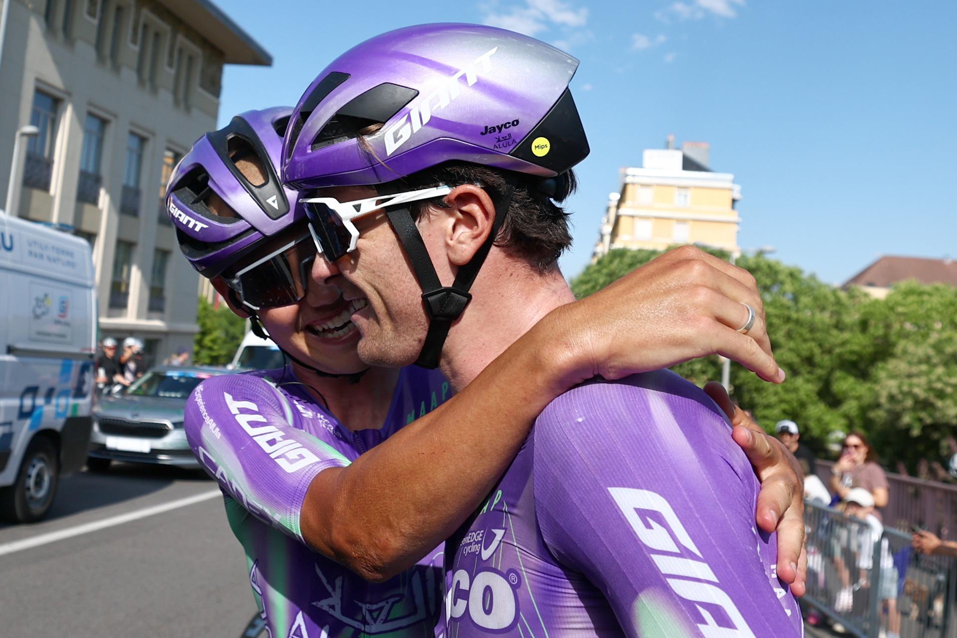 El ciclista suizo Mauro Schmid (R) del Team Jayco AlUla celebra con un compañero de equipo la victoria en la decimotercera etapa del Tour de Francia, de 205.8 km (Ciclismo, Francia) EFE/EPA/ANNE-CHRISTINE POUJOULAT / POOL