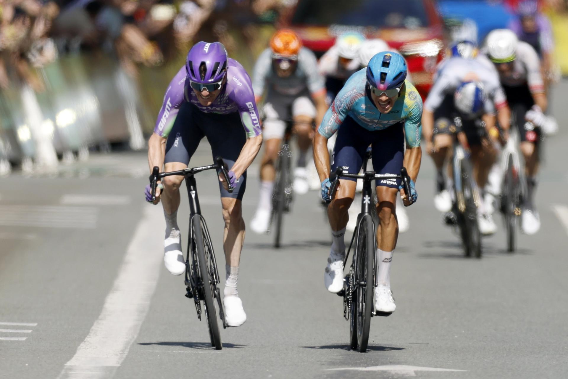 El ciclista suizo Mauro Schmid (L) del Team Jayco AlUla en acción en la recta final junto al colombiano Harlod Tejada (R) del XDS Astana, en la decimotercera etapa del Tour de Francia, de 205.8 km (Ciclismo, Francia) EFE/EPA/YOAN VALAT