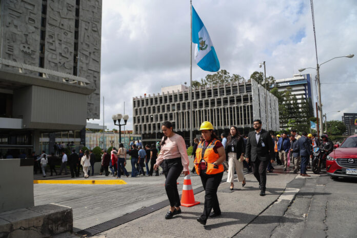 Personas evacuan de los edificios gubernamentales este viernes luego de un sismo con magnitud 5.6 en la escala de Richter en Ciudad de Guatemala (Guatemala). EFE/ Mariano Macz
