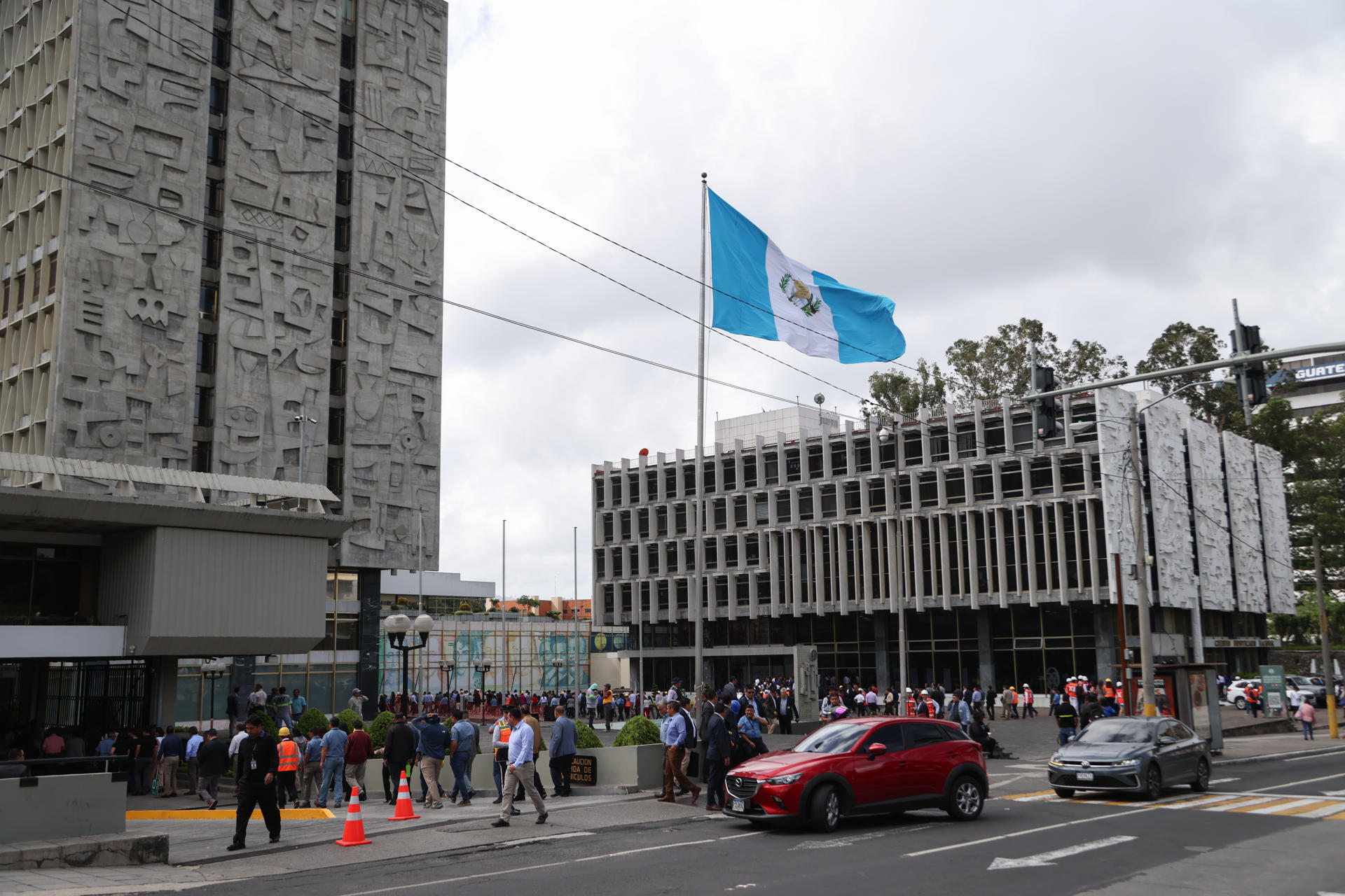 Personas evacuan de los edificios gubernamentales este viernes luego de un sismo con magnitud 5.6 en la escala de Richter en Ciudad de Guatemala (Guatemala). EFE/ Mariano Macz