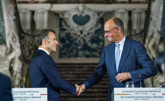 El canciller alemán, Friedrich Merz (d), estrecha la mano al presidente francés, Emmanuel Macron (i), durante una rueda de prensa en Bruehl, Alemania, este viernes. EFE/EPA/FRIEDEMANN VOGEL
