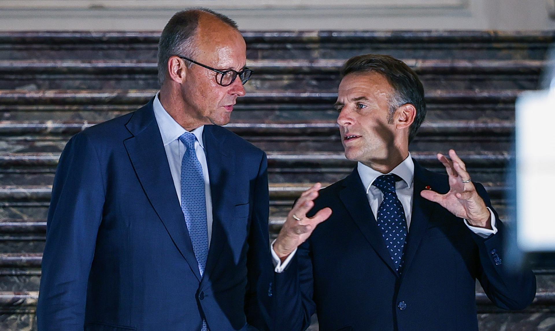 El canciller alemán, Friedrich Merz (i), y el presidente francés, Emmanuel Macron (d), en Bruehl, Alemania, este viernes. EFE/EPA/FRIEDEMANN VOGEL
