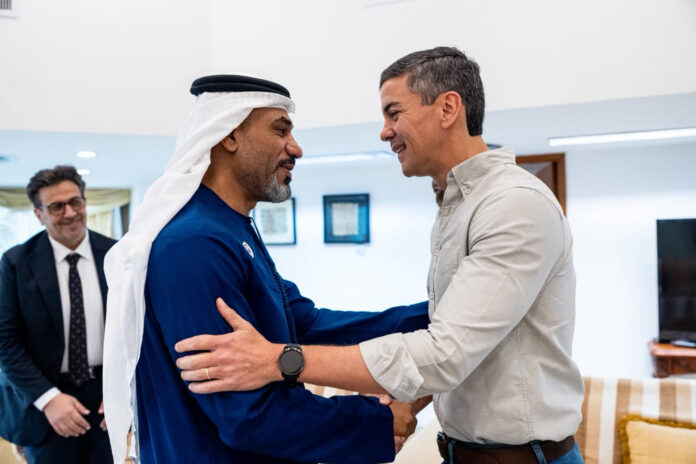 Fotografía cedida que muestra al presidente de la Autoridad de Rendición de Cuentas de los Emiratos Árabes Unidos (EAU), Humaid Obaid Abushibs (i), saludando al mandatario de Paraguay, Santiago Peña, en Luque (Paraguay). EFE/ Presidencia de Paraguay
