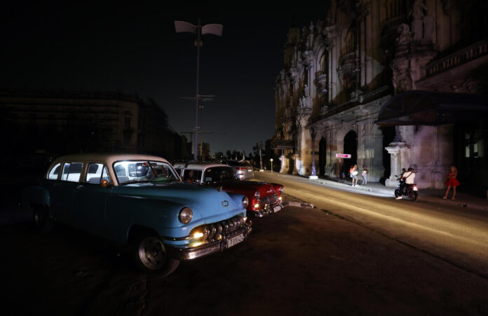 Personas transitan por una calle durante un apagón en La Habana (Cuba). Imagen de archivo. EFE/ Ernesto Mastrascusa
