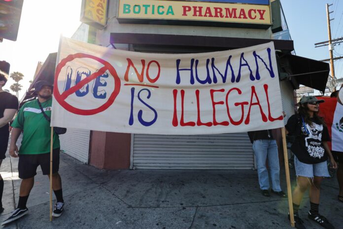 EFE/EPA/CHRIS TORRES

