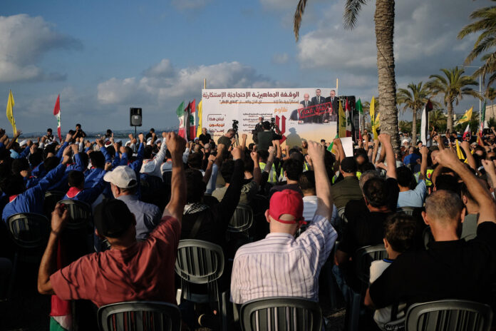 Cientos de personas se concentraron este viernes en el paseo marítimo de la ciudad de Tiro, en el sur del Líbano, convocadas por el grupo chií Hizbulá para expresar su rechazo al acuerdo marco alcanzado entre el Gobierno libanés e Israel. EFE/ Édgar Gutiérrez
