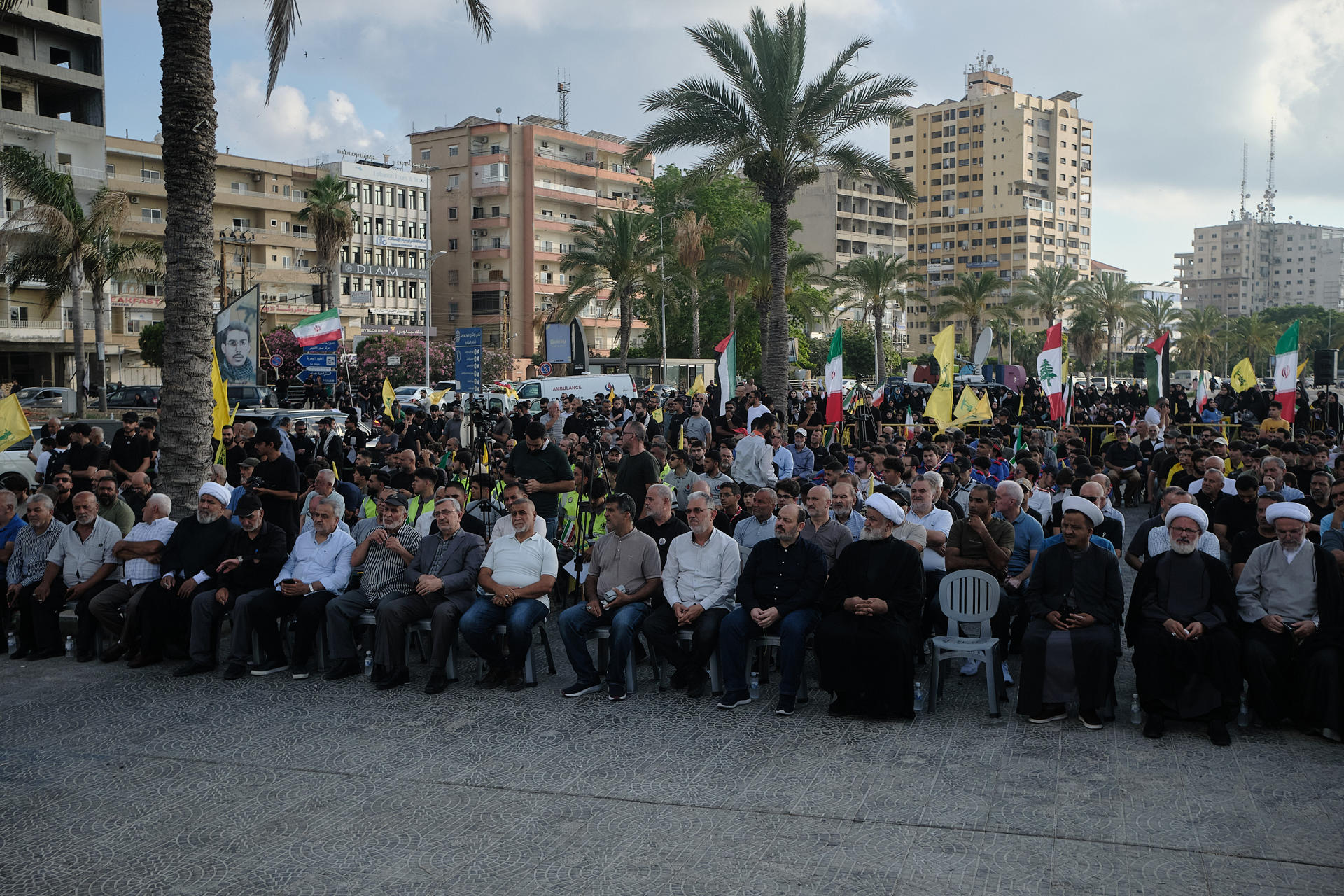 Cientos de personas se concentraron este viernes en el paseo marítimo de la ciudad de Tiro, en el sur del Líbano, convocadas por el grupo chií Hizbulá para expresar su rechazo al acuerdo marco alcanzado entre el Gobierno libanés e Israel. EFE/ Édgar Gutiérrez
