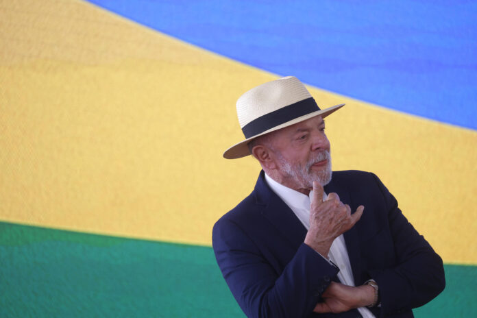 El presidente de Brasil, Luiz Inácio Lula da Silva, reacciona durante su visita al Instituto Oswaldo Cruz (IOC/Fiocruz) este viernes, en Rio de Janeiro (Brasil). EFE/ Antonio Lacerda
