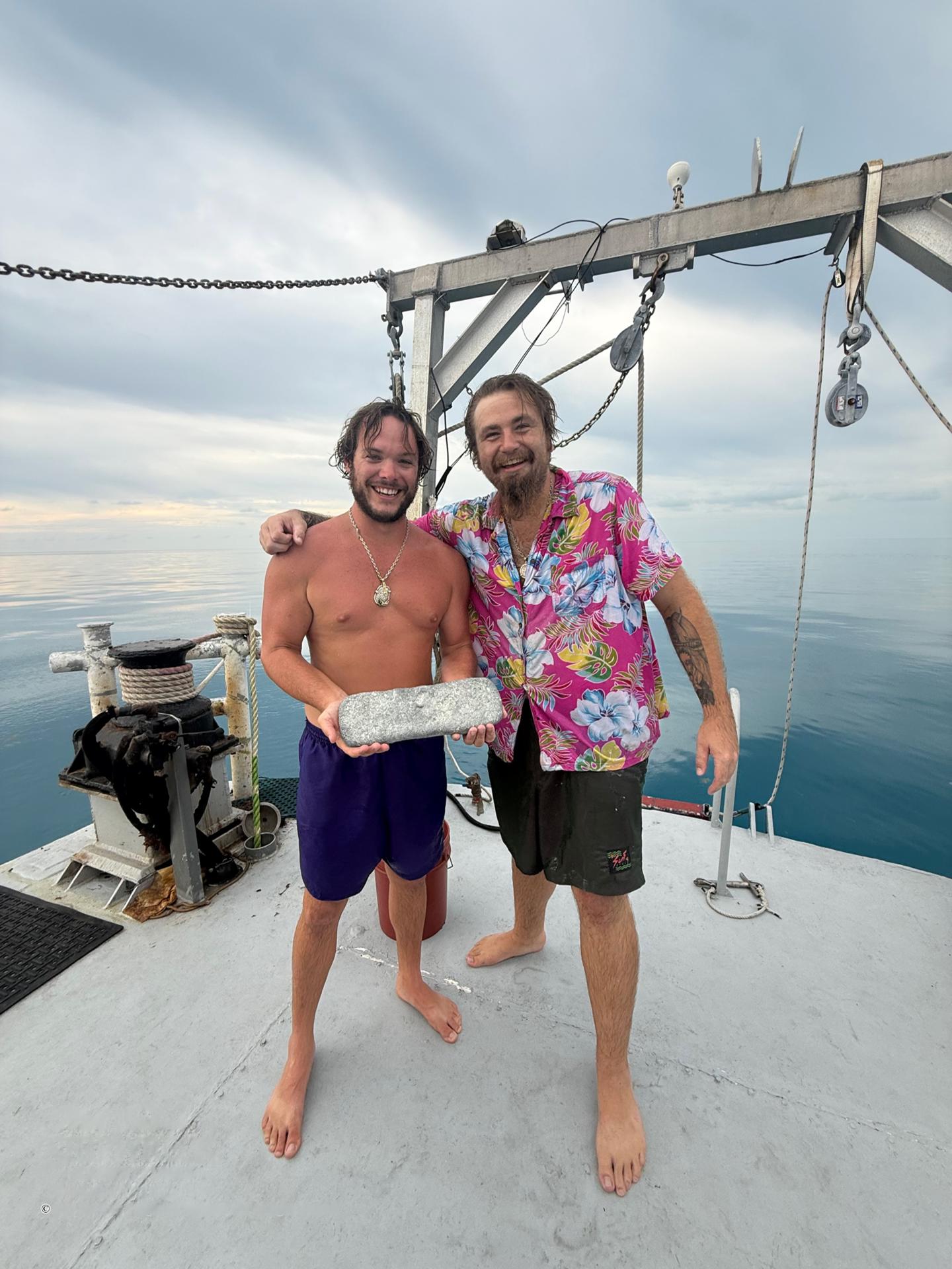 Fotografía cedida donde aparecen el buzo jefe Blake Baker (i) y el capitán Drake Fisher (d) exhibiendo una barra de plata de 22,5 libras (10,20 kgs) recuperada en el lugar del naufragio del galeón español Nuestra Señora de Atocha en 1622 frente a las costas de Cayo Hueso (Key West) en Florida (EE.UU.). EFE/ Mel Fisher’s Shipwreck Expeditions
