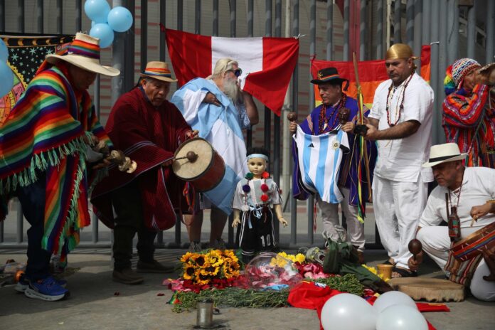 Chamanes y curanderos de Perú se reúnen para limpiar de malas energías a los futbolistas de las selecciones que jugarán la final del Mundial de 2026, con mayor predilección sobre la Albiceleste y su estrella, Lionel Messi, en Lima (Perú). EFE/ Paolo Aguilar
