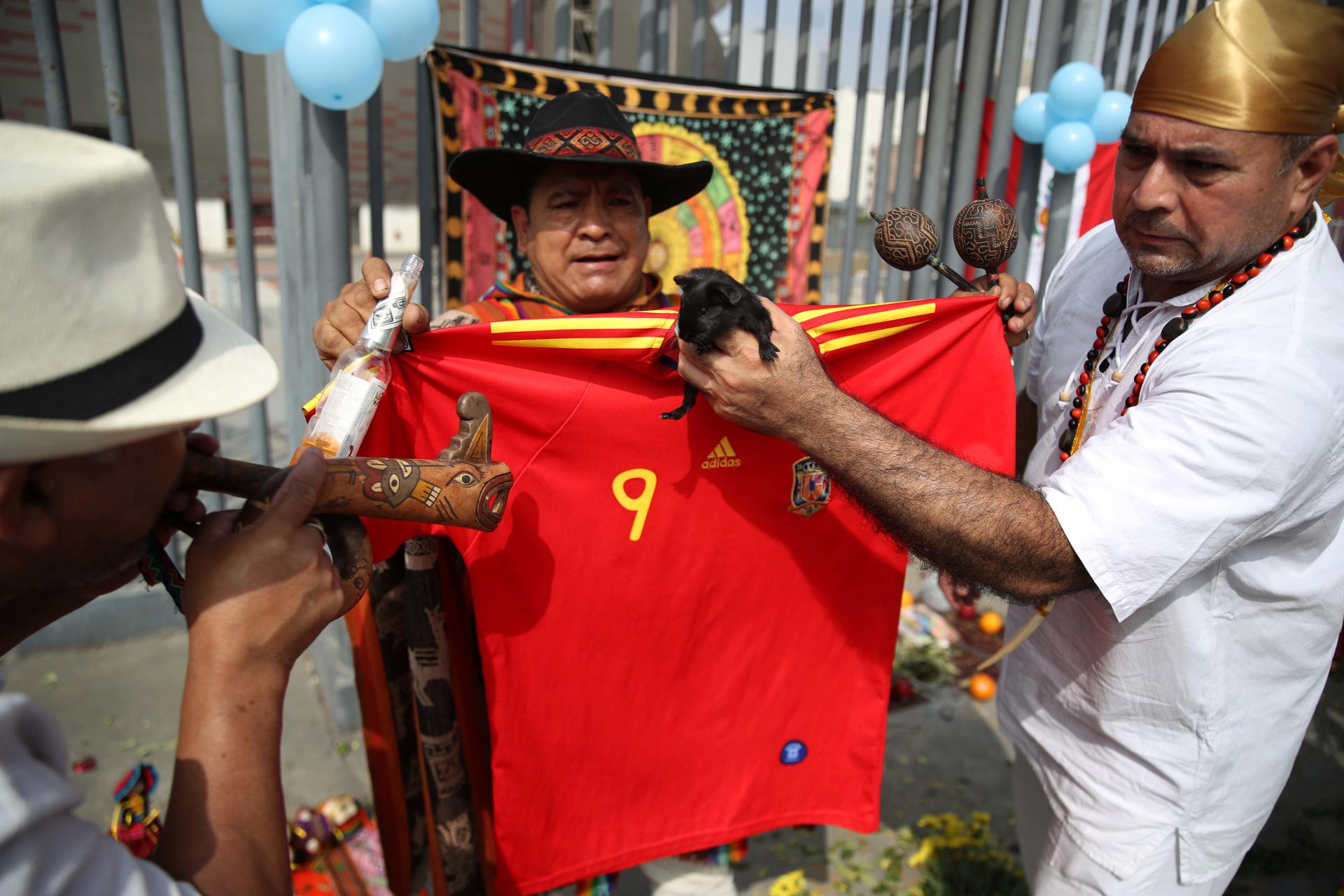 Chamanes y curanderos de Perú se reúnen para limpiar de malas energías a los futbolistas de las selecciones que jugarán la final del Mundial de 2026, con mayor predilección sobre la Albiceleste y su estrella, Lionel Messi en Lima (Perú). EFE/ Paolo Aguilar
