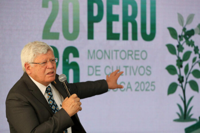 El presidente ejecutivo de la Comisión Nacional para el Desarrollo y Vida sin Drogas (Devida), Hugo Begazo de Bedoya, habla durante la presentación del Informe de Monitoreo de Cultivos de Coca este viernes, en Lima (Perú). EFE/ Paolo Aguilar
