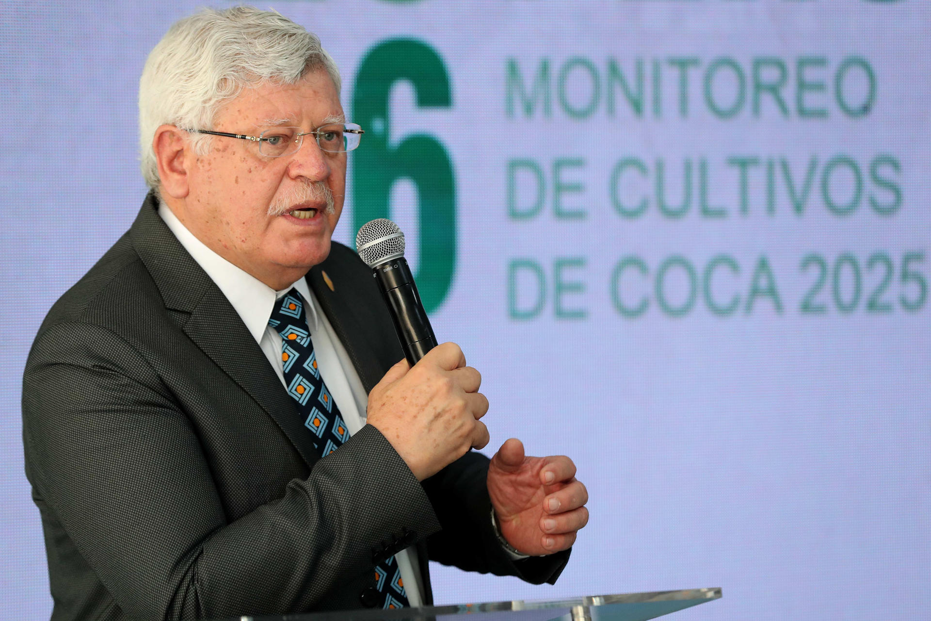 El presidente ejecutivo de la Comisión Nacional para el Desarrollo y Vida sin Drogas (Devida), Hugo Begazo de Bedoya, habla durante la presentación del Informe de Monitoreo de Cultivos de Coca este viernes, en Lima (Perú). EFE/ Paolo Aguilar
