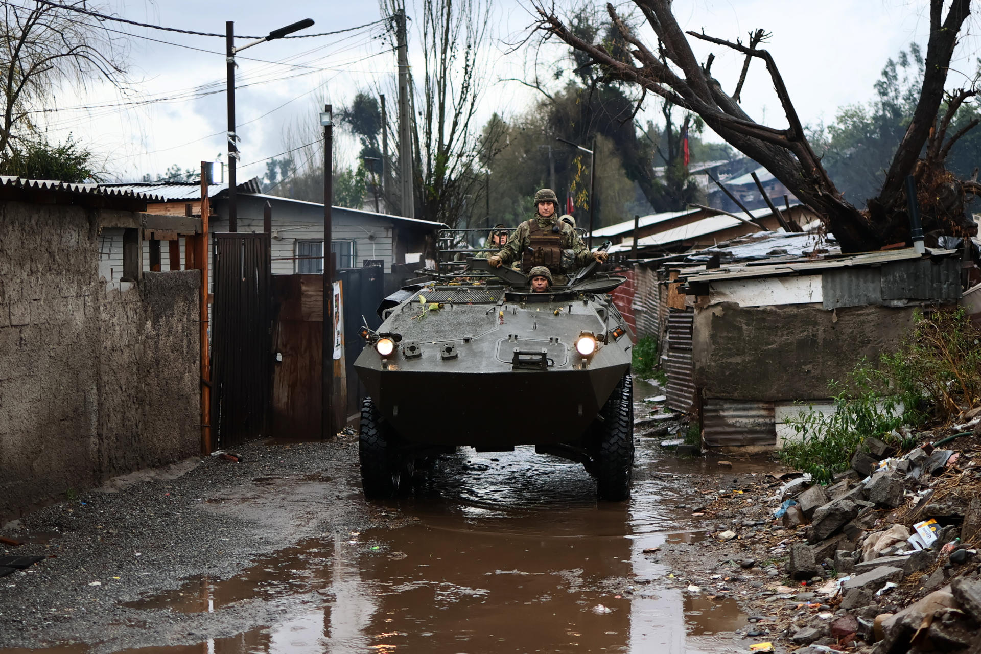 Integrantes del Ejercito de Chile evacúan un campamento que presenta riesgo de inundación por el temporal en la rivera del río Mapocho en Talagante (Chile). EFE/ Javier Torres Lantadilla