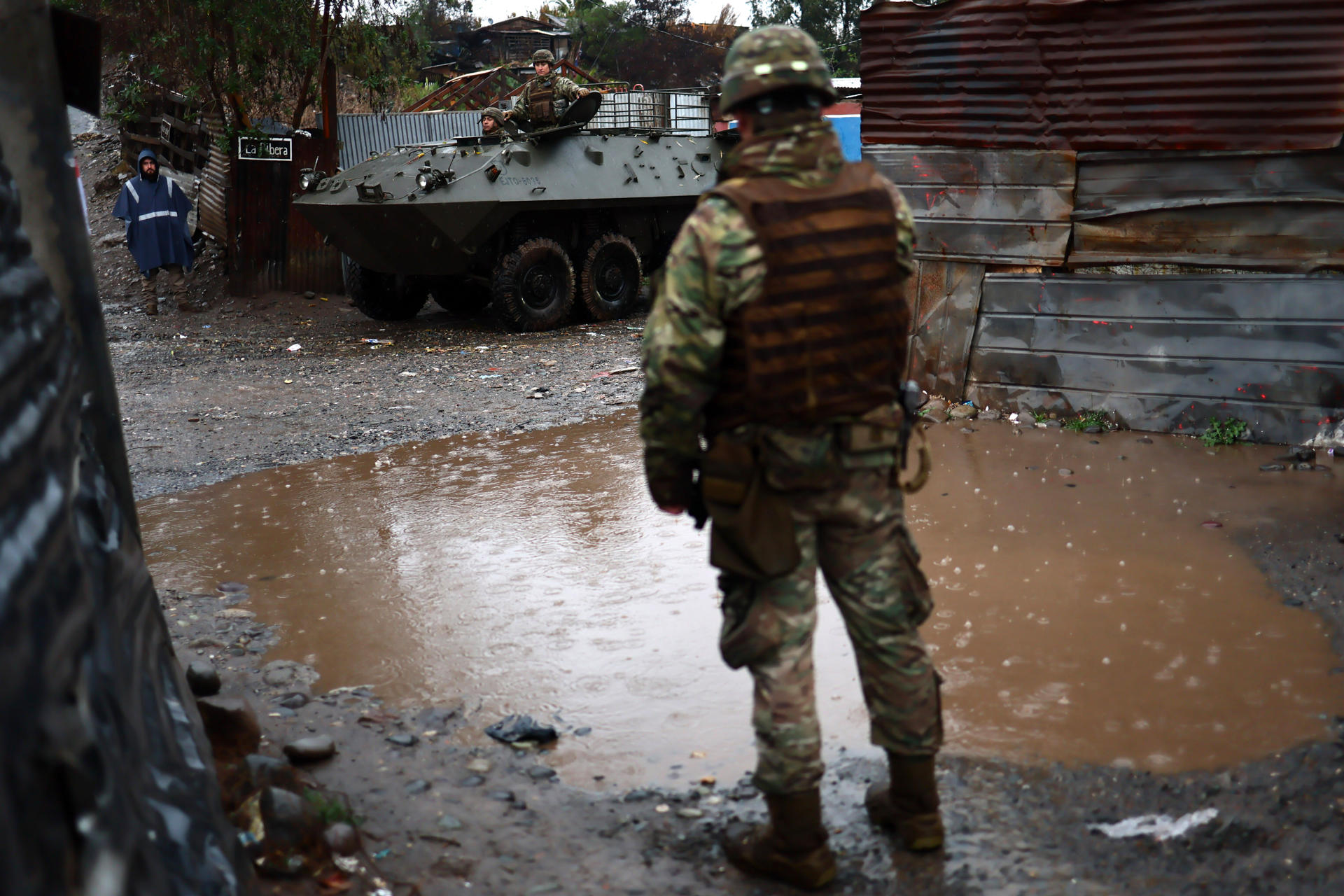 Integrantes del Ejercito de Chile evacúan un campamento que presenta riesgo de inundación por el temporal, en la rivera del río Mapocho en Talagante (Chile). EFE/ Javier Torres Lantadilla