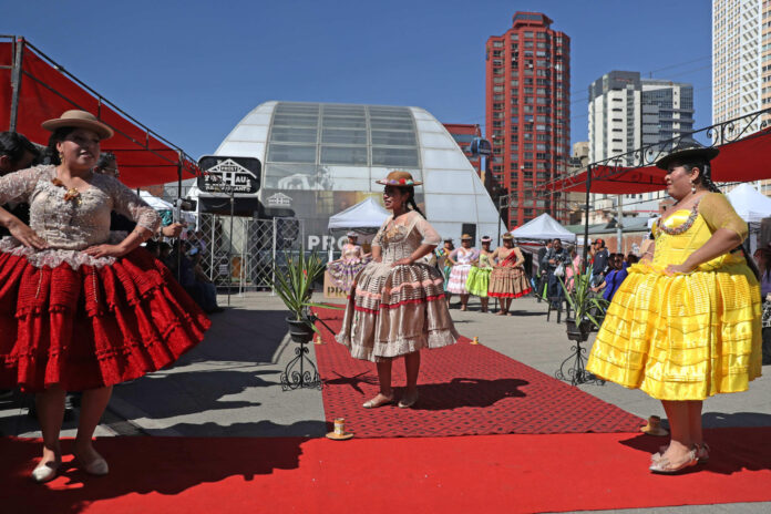 Mujeres aimaras desfilan durante el evento 'Pasarela Andina' en La Paz (Bolivia). EFE/Luis Gandarillas
