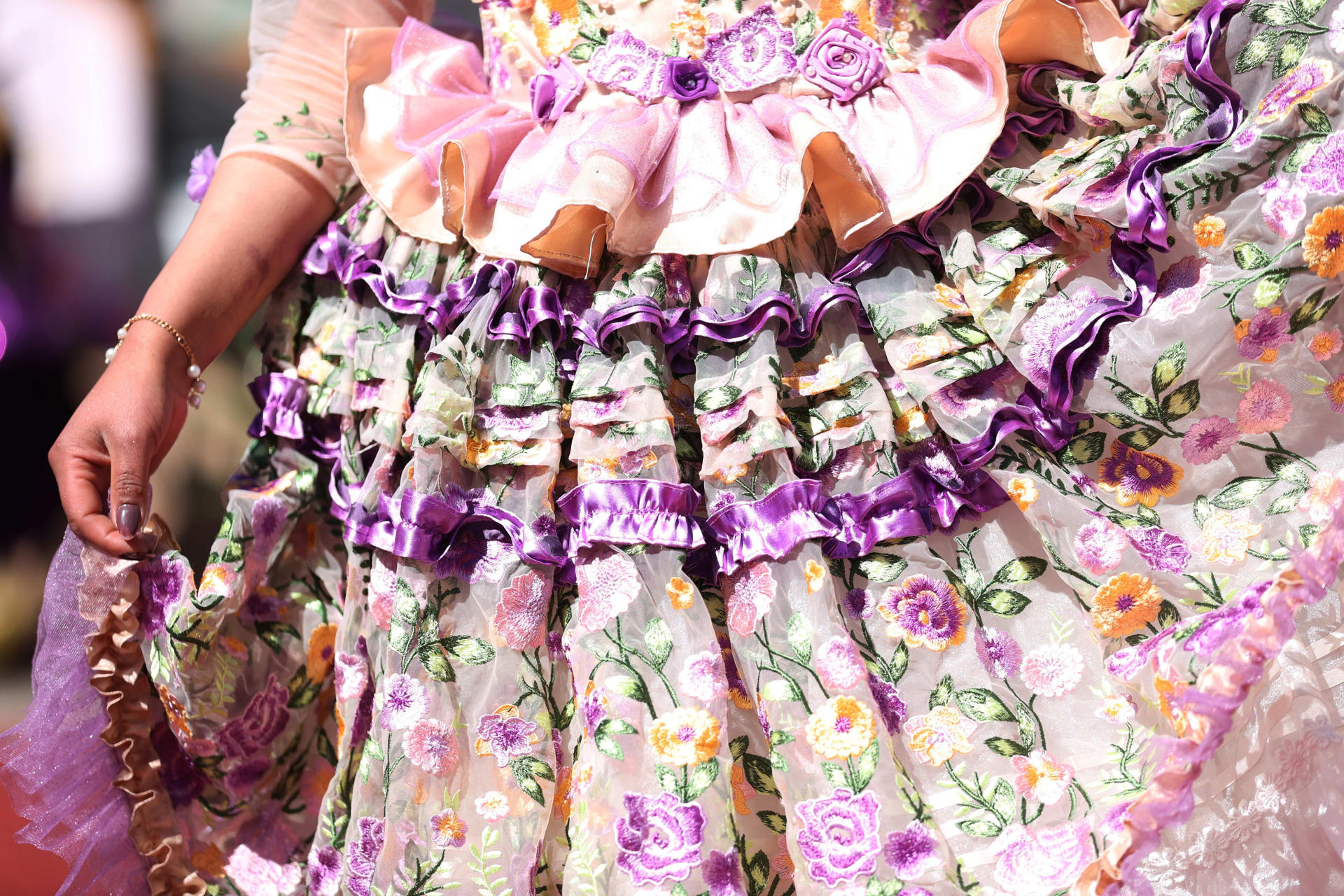 Una mujer participa en el evento 'Pasarela Andina'  en La Paz (Bolivia). EFE/Luis Gandarillas

