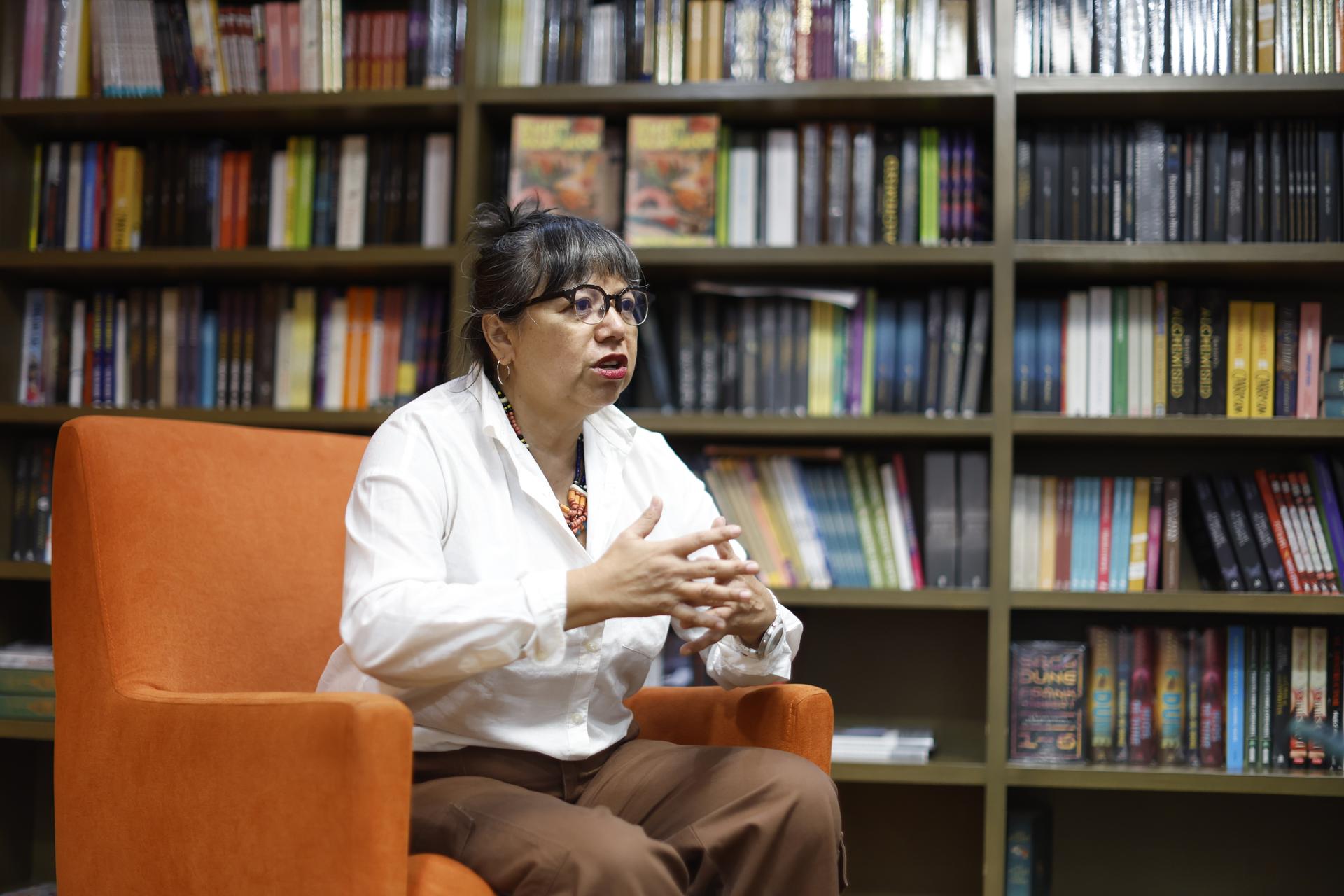 La escritora mexicana Brenda Ríos habla durante una entrevista con EFE este jueves, en la Ciudad de México (México). EFE/Sáshenka Gutiérrez