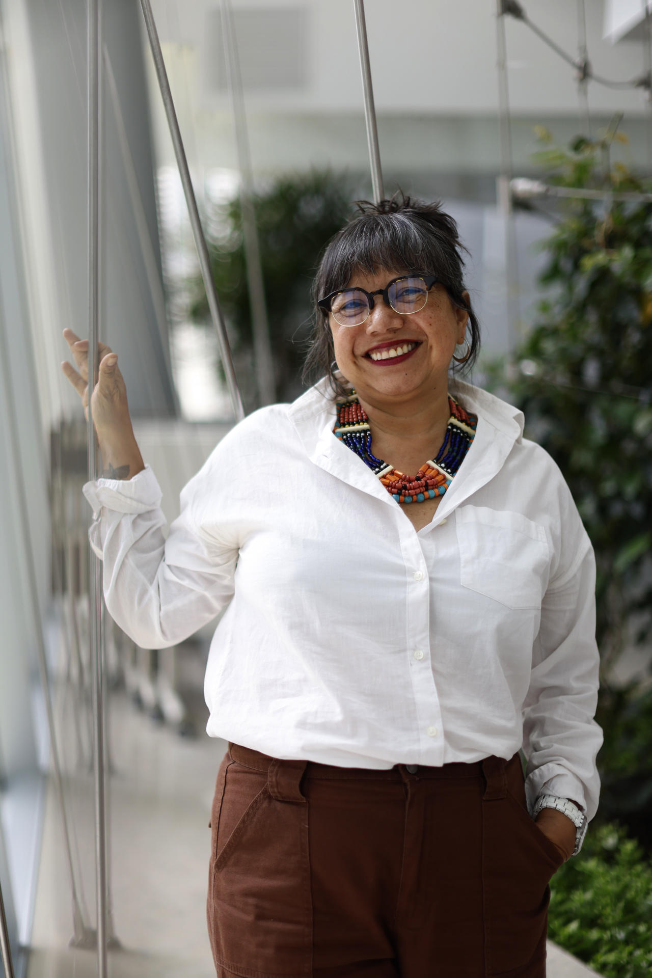 La escritora mexicana Brenda Ríos posa durante una entrevista con EFE este jueves, en la Ciudad de México (México). EFE/Sáshenka Gutiérrez