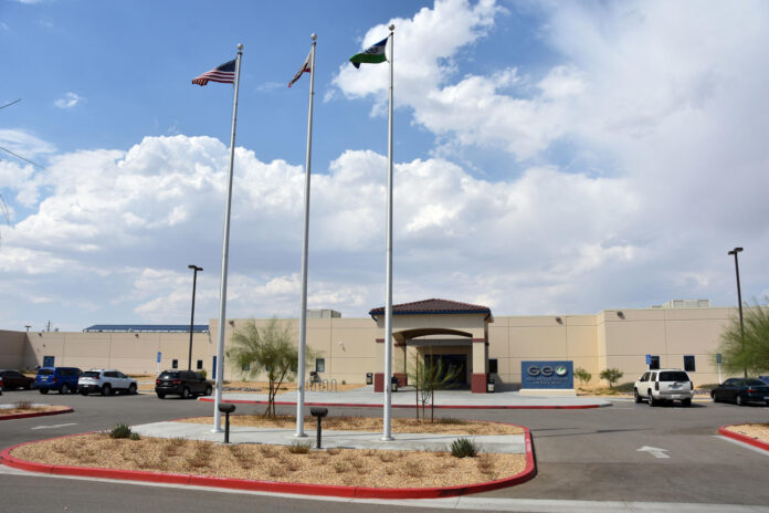 Fotografía de archivo en la que se captó una vista general de la entrada principal del Centro de Detención de Inmigrantes del Servicio de Inmigración y Control de Aduanas (ICE) en Adelanto (California, EE.UU.). EFE/Iván Mejía
