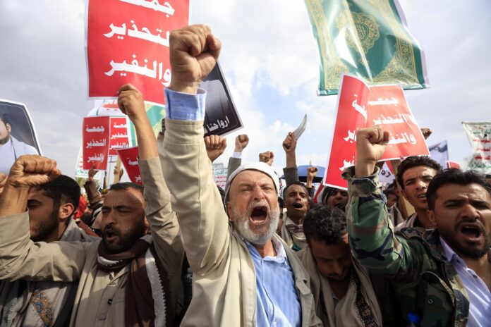 Simpatizantes de los rebeldes hutíes participan en una protesta contra Arabia Saudí en Saná, Yemen, este viernes. EFE/EPA/YAHYA ARHAB
