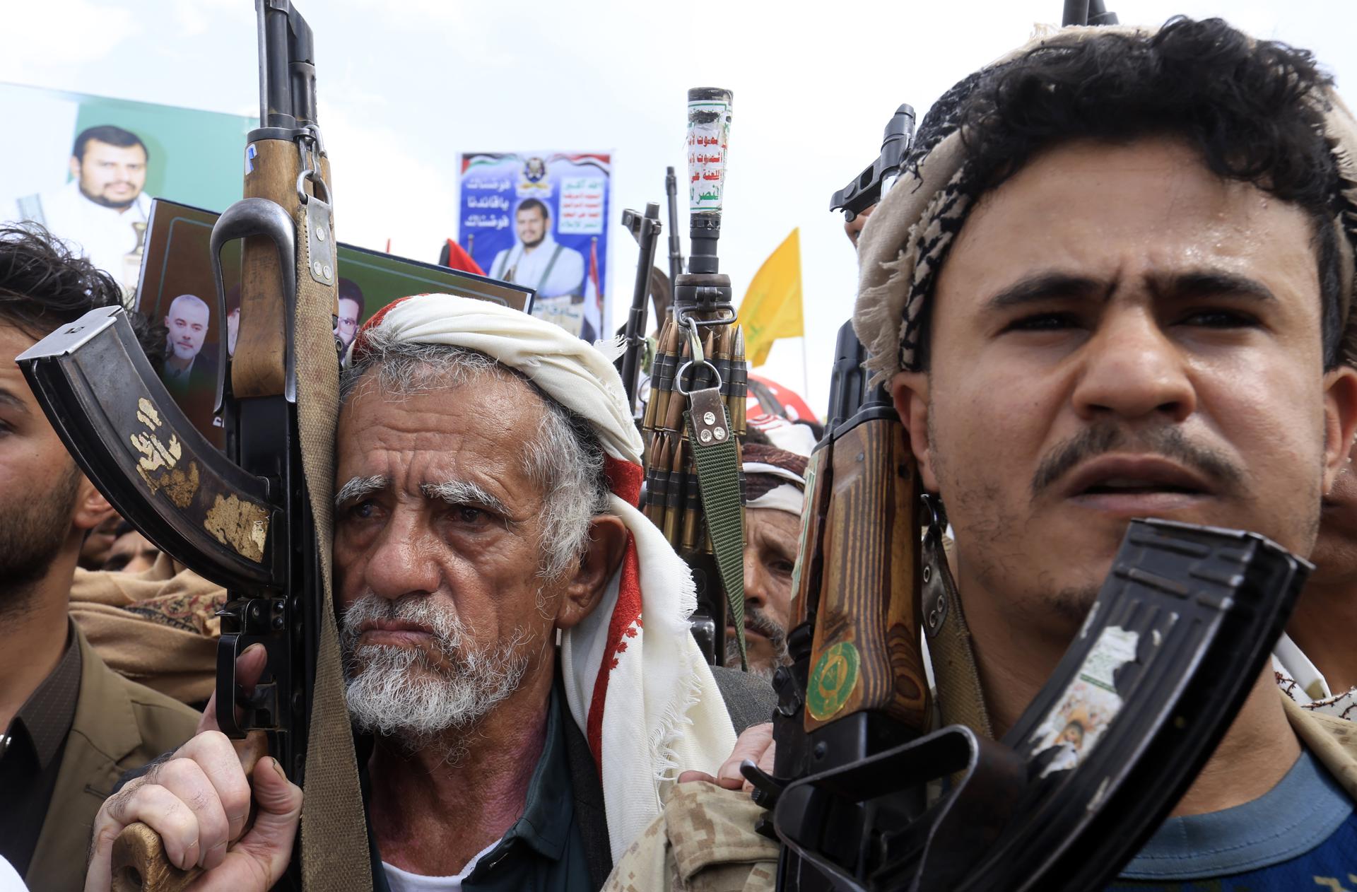 Simpatizantes de los rebeldes hutíes levantan sus armas durante una protesta contra Arabia Saudí en Saná, Yemen, este viernes. EFE/EPA/YAHYA ARHAB