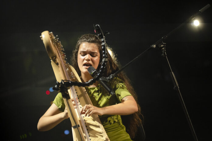 La cantante y compositora Amaia durante su actuación este viernes en el festival de Cap Roig que se celebra en la localidad gerundense de Palafrugell. EFE/David Borrat.
