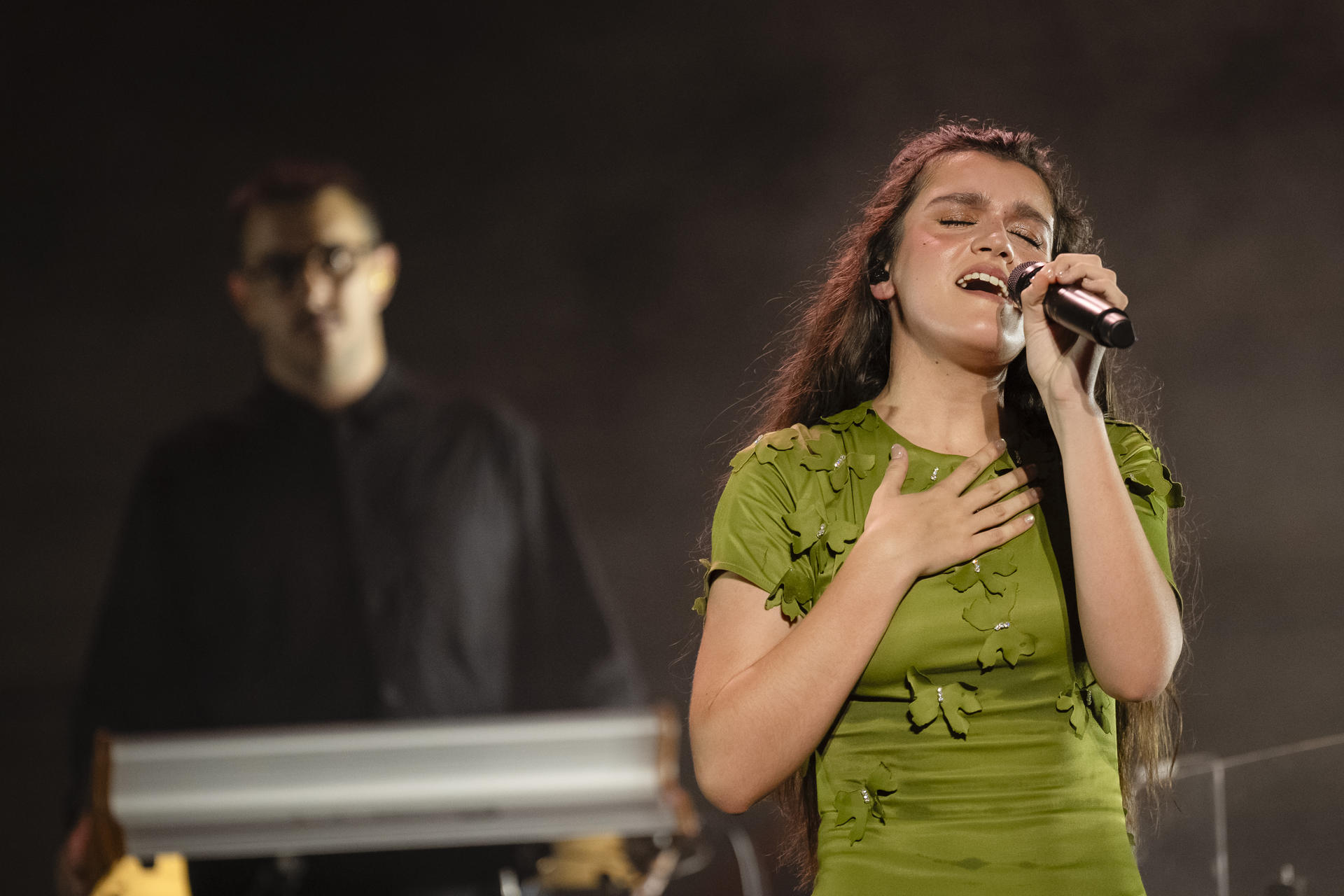 La cantante y compositora Amaia durante su actuación este viernes en el festival de Cap Roig que se celebra en la localidad gerundense de Palafrugell. EFE/David Borrat.