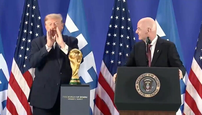 Captura de un video publicado en la cuenta en X @RapidResponse47 de La Casa Blanca del presidente de EE.UU., Donald Trump, junto al presidente de la FIFA Gianni Infantino durante una declaración este viernes, donde afirmó que el Mundial de la FIFA 2026 ha 
