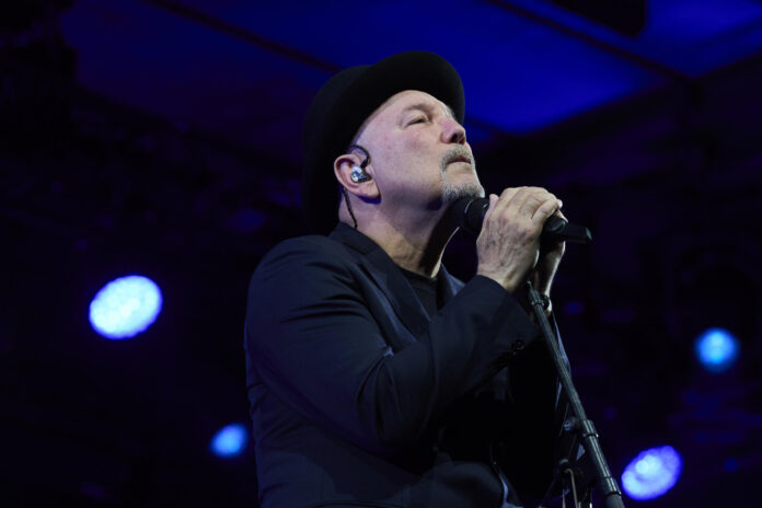 El cantante panameño Rubén Blades acompañado por la orquesta de Roberto Delgado durante su actuación este viernes en el Festival de Jazz de Vitoria-Gasteiz que se celebra en la capital alavesa. EFE/Adrián Ruiz-Hierro.
