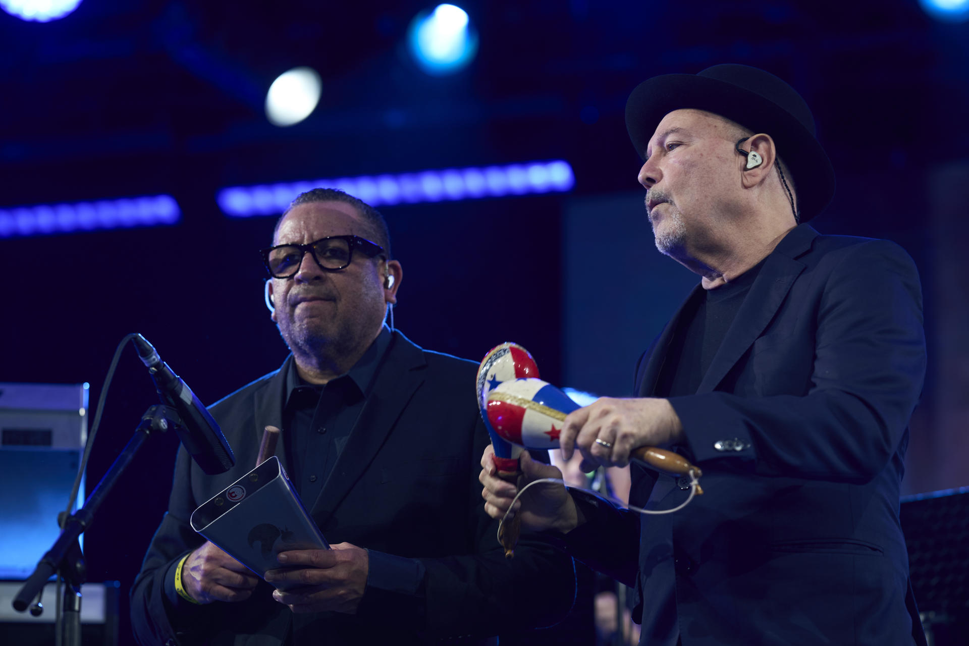 El cantante panameño Rubén Blades acompañado por la orquesta de Roberto Delgado durante su actuación este viernes en el Festival de Jazz de Vitoria-Gasteiz que se celebra en la capital alavesa. EFE/Adrián Ruiz-Hierro.