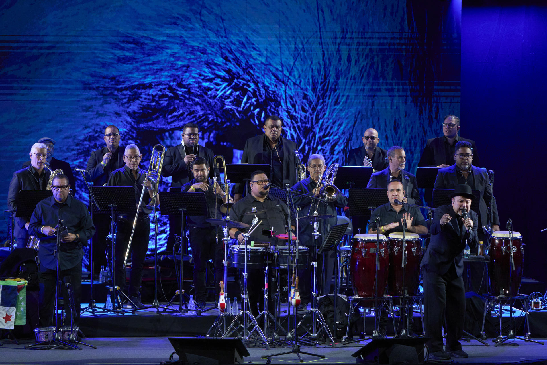 El cantante panameño Rubén Blades acompañado por la orquesta de Roberto Delgado durante su actuación este viernes en el Festival de Jazz de Vitoria-Gasteiz que se celebra en la capital alavesa. EFE/Adrián Ruiz-Hierro.