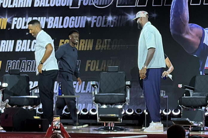 El delantero de la selección de Estados Unidos Folarin Balogun (c) asiste junto al jugador de baloncesto de la NBA LeBron James (d) a una charla en el marco del Fanatics Fest en Nueva York (EE.UU.). EFE/ Jan Téllez Asensio
