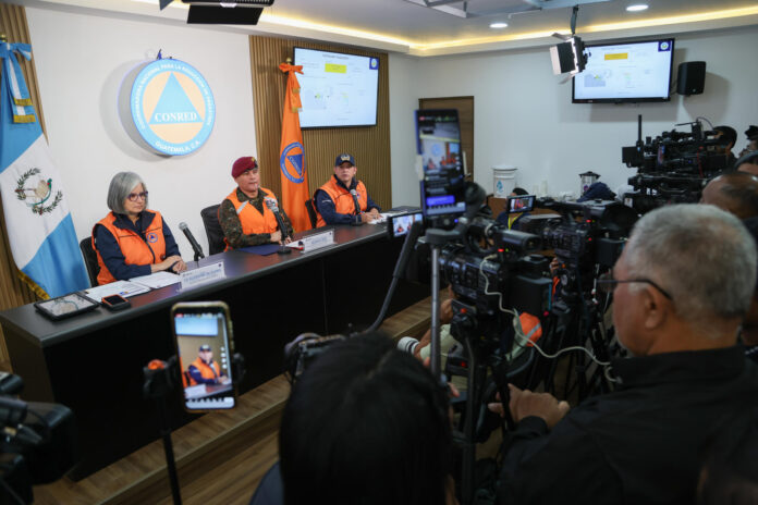 La secretaria de la Coordinadora Nacional para la Reducción de Desastres (Conred), Claudinne Ogaldes, el viceministro de Política de Defensa y Planificación de Guatemala, Moisés López (c), y el director del Instituto Nacional de Sismología, Vulcanología, Meteorología e Hidrología (Insivumeh), Edwin Rojas, asisten a una rueda de prensa, en Ciudad de Guatemala (Guatemala). EFE/ Mariano Macz

