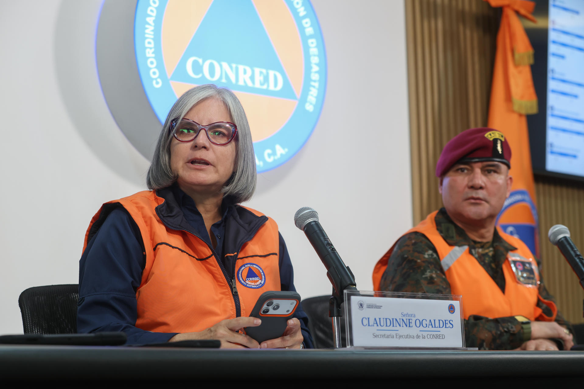 La secretaria de la Coordinadora Nacional para la Reducción de Desastres (Conred), Claudinne Ogaldes, el viceministro de Política de Defensa y Planificación de Guatemala, Moisés López (c), y el director del Instituto Nacional de Sismología, Vulcanología, Meteorología e Hidrología (Insivumeh), Edwin Rojas, asisten a una rueda de prensa, en Ciudad de Guatemala (Guatemala). EFE/ Mariano Macz