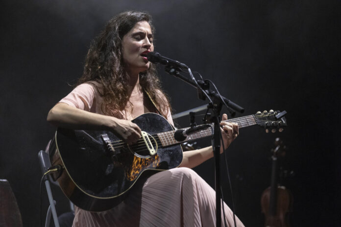 La cantante Silvia Pérez Cruz durante su actuación este viernes en el Auditorio Paco Martín incluido en el Festival La Mar de Músicas de Cartagena. EFE/Marcial Guillén.
