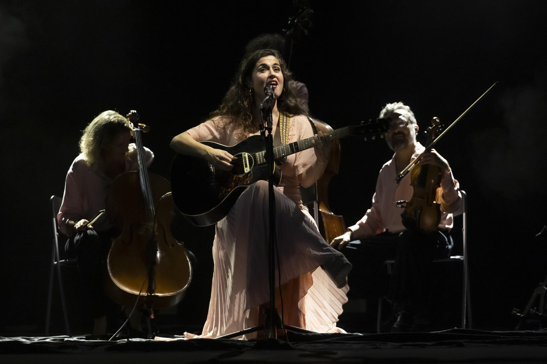 La cantante Silvia Pérez Cruz durante su actuación este viernes en el Auditorio Paco Martín incluido en el Festival La Mar de Músicas de Cartagena. EFE/Marcial Guillén.