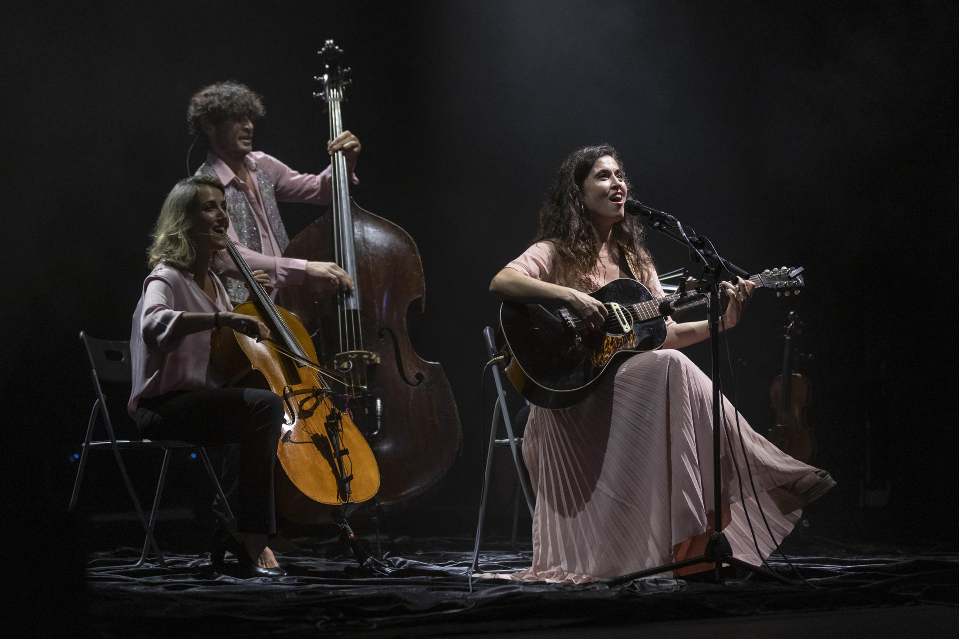 La cantante Silvia Pérez Cruz durante su actuación este viernes en el Auditorio Paco Martín incluido en el Festival La Mar de Músicas de Cartagena. EFE/Marcial Guillén.