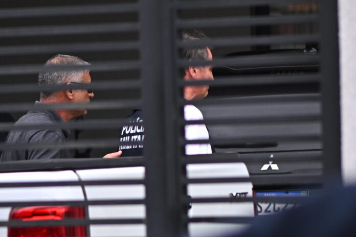 Fotografía de archivo, tomada el pasado 27 de marzo, en la que se captó al expresidente brasileño Jair Bolsonaro (d) a la llegada a su casa, tras salir de una atención hospitalaria, en Brasilia (Brasil). EFE/Andre Borges
