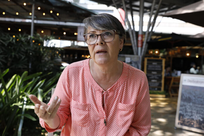 Fotografía de archivo, tomada en febrero de 2024, en la que se captó a Claudia María Yepes, madre del desaparecido ingeniero Andrés Camilo Peláez Yepes, durante una entrevista con EFE, en Medellín (Colombia). EFE/Luis Noriega
