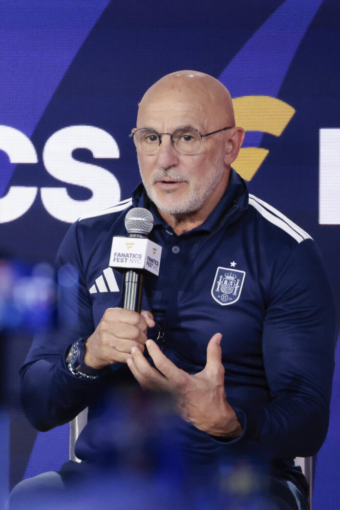 El seleccionador de España, Luis de la Fuente, habla este viernes durante una rueda de prensa previa a la final del Mundial con Argentina en Nuev York (EE.UU.). EFE/ Lavandeira Jr
