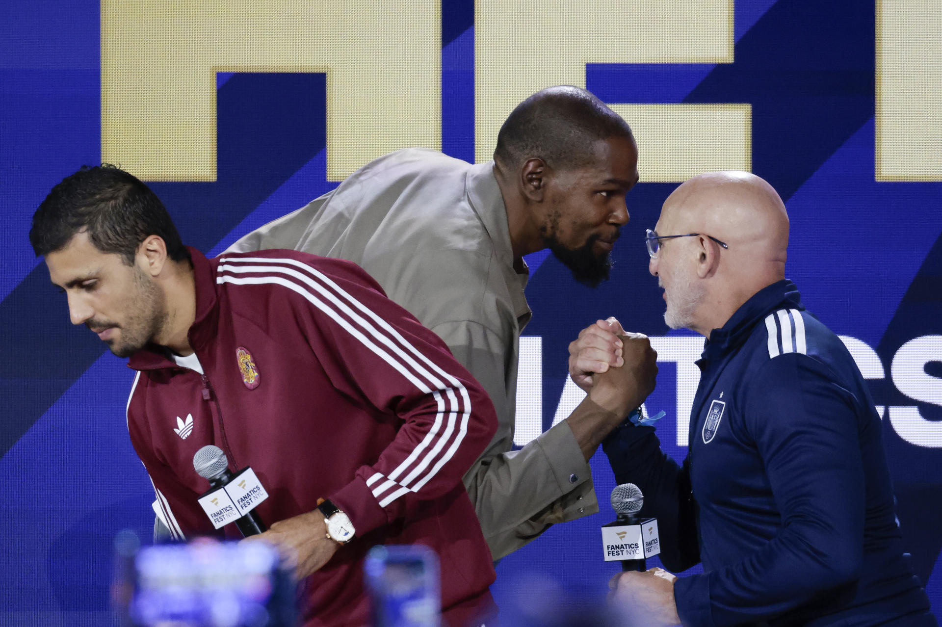 Los españoles Rodri (i) y el seleccionador Luis de la Fuente (d) participan en una conferencia de prensa a dos días de la final en Nueva York del Mundial con Argentina en la que participó el basquetbolista estadounidense Kevin Durant (c). EFE/ Lavandeira Jr