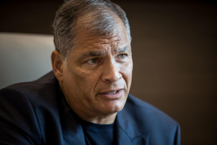 Fotografía de archivo, tomada en junio de 2024, en la que se captó al expresidente de Ecuador Rafael Correa (2007-2017), durante una entrevista con EFE, en Caracas (Venezuela). EFE/Miguel Gutiérrez
