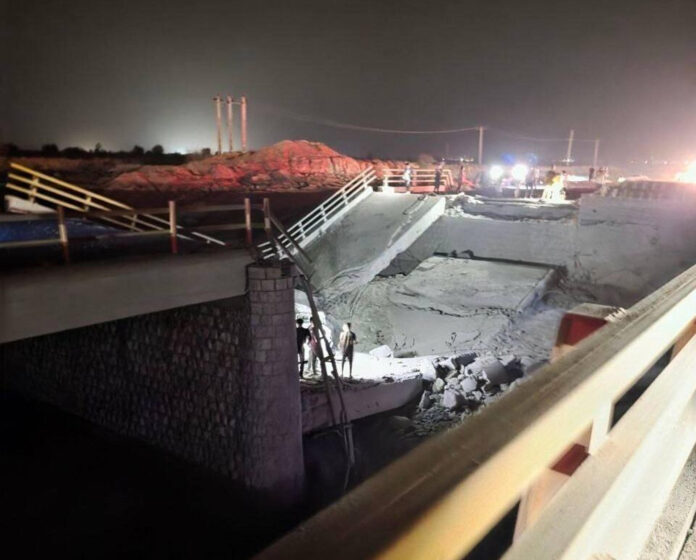 Fotografía difundida por la agencia iraní IRNA de un puente destruido tras los ataques estadounidenses perpetrados en Hormozgán (Irán). EFE/Agencia iraní IRNA
