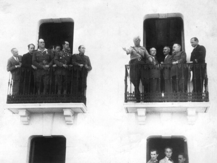 Foto tomada en Ceuta, el 18 de julio de 1936, en la que se ve al teniente coronel Yagüe anunciando la llegada del general Franco para ponerse al mando del Alzamiento Militar. EFE/Archivo.
