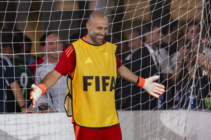 Javier Mascherano, exfutbolista y entrenador argentino, reacciona durante un evento de Leyendas del Fútbol en el Fan Fest del Mundial de la FIFA 2026 este viernes, en el Rockefeller Center en Nueva York (EE.UU.). EFE/ Ángel Colmenares
