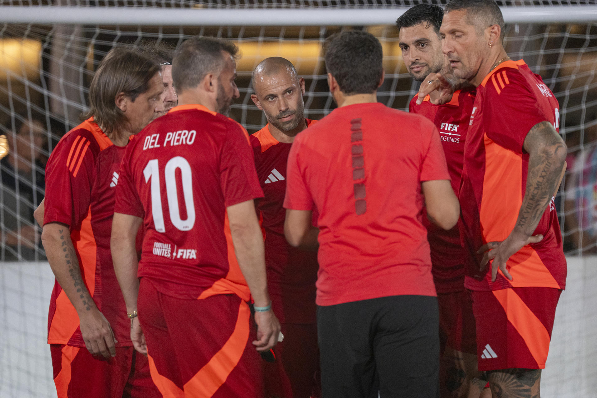 Javier Mascherano (c-atrás), exfutbolista y entrenador argentino, participa durante un evento de Leyendas del Fútbol en el Fan Fest del Mundial de la FIFA 2026 este viernes, en el Rockefeller Center en Nueva York (EE.UU.). EFE/ Ángel Colmenares